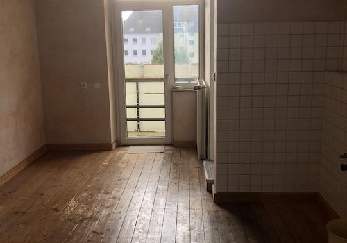 Zimmer zum Balkon