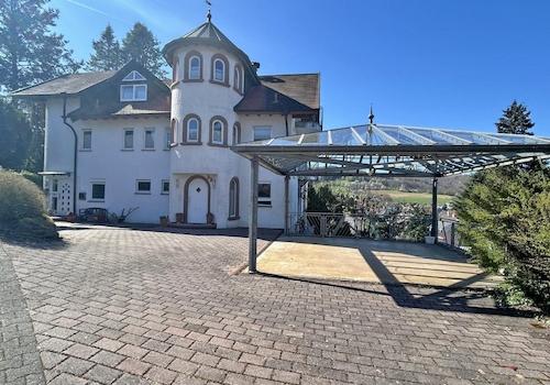 Hof und Doppelcarport