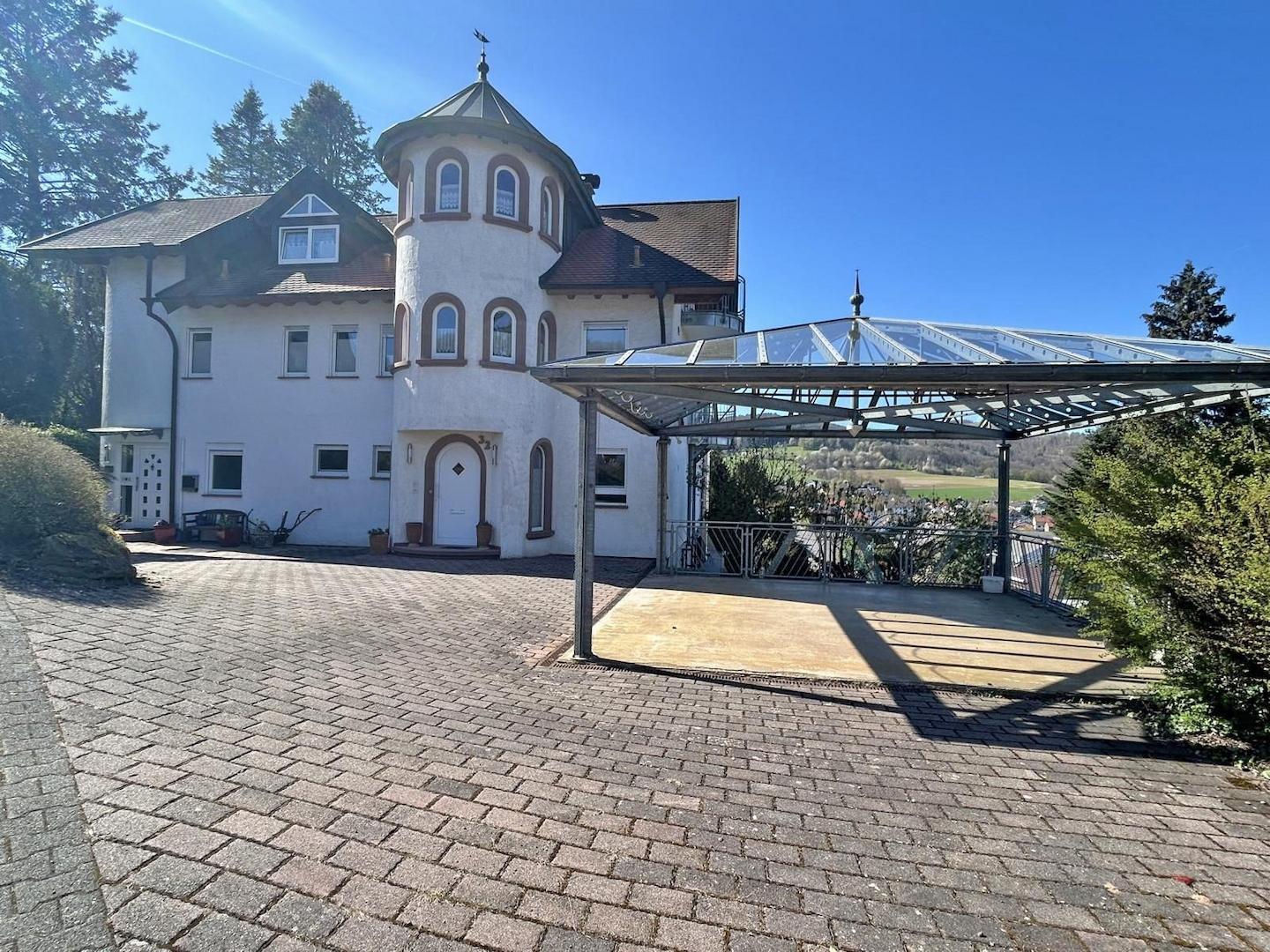 Hof und Doppelcarport