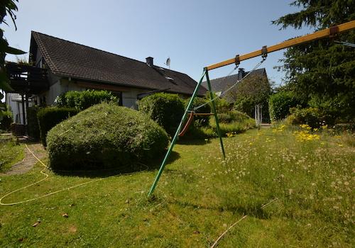 Teilansicht Haus/Grundstück