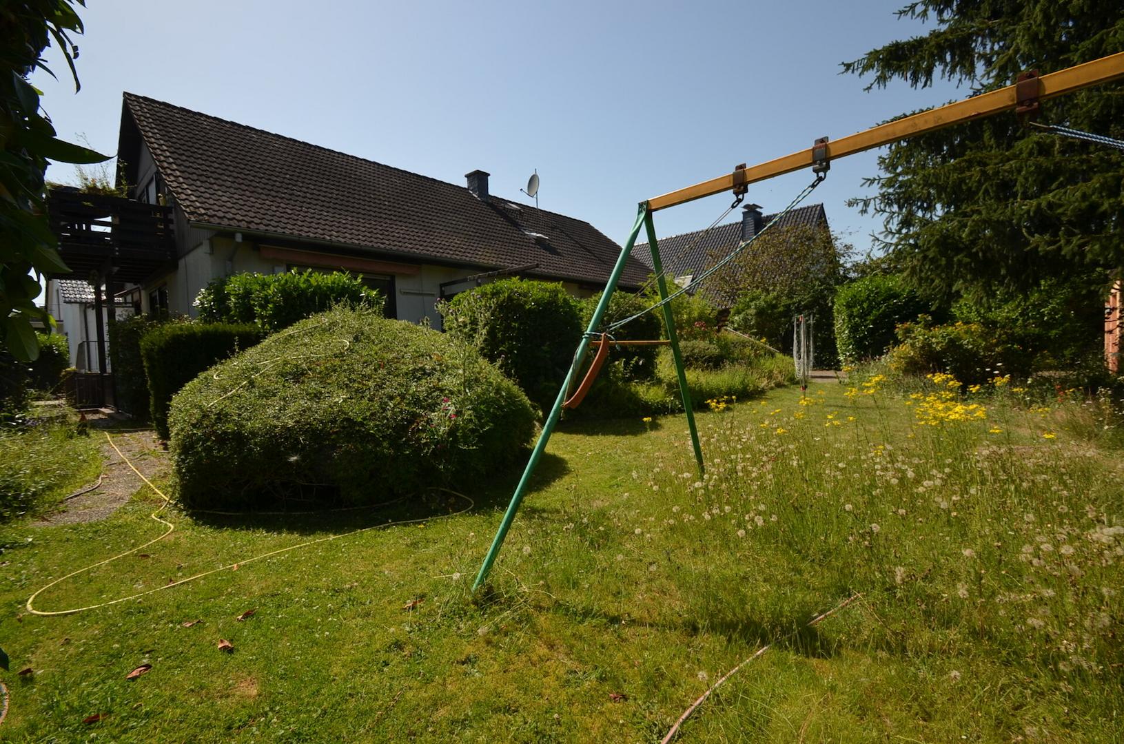 Teilansicht Haus/Grundstück
