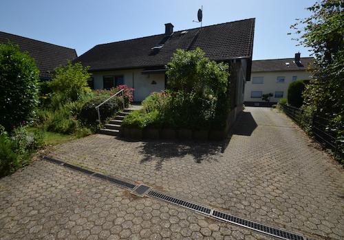 Rückansicht / Zufahrt Garagen