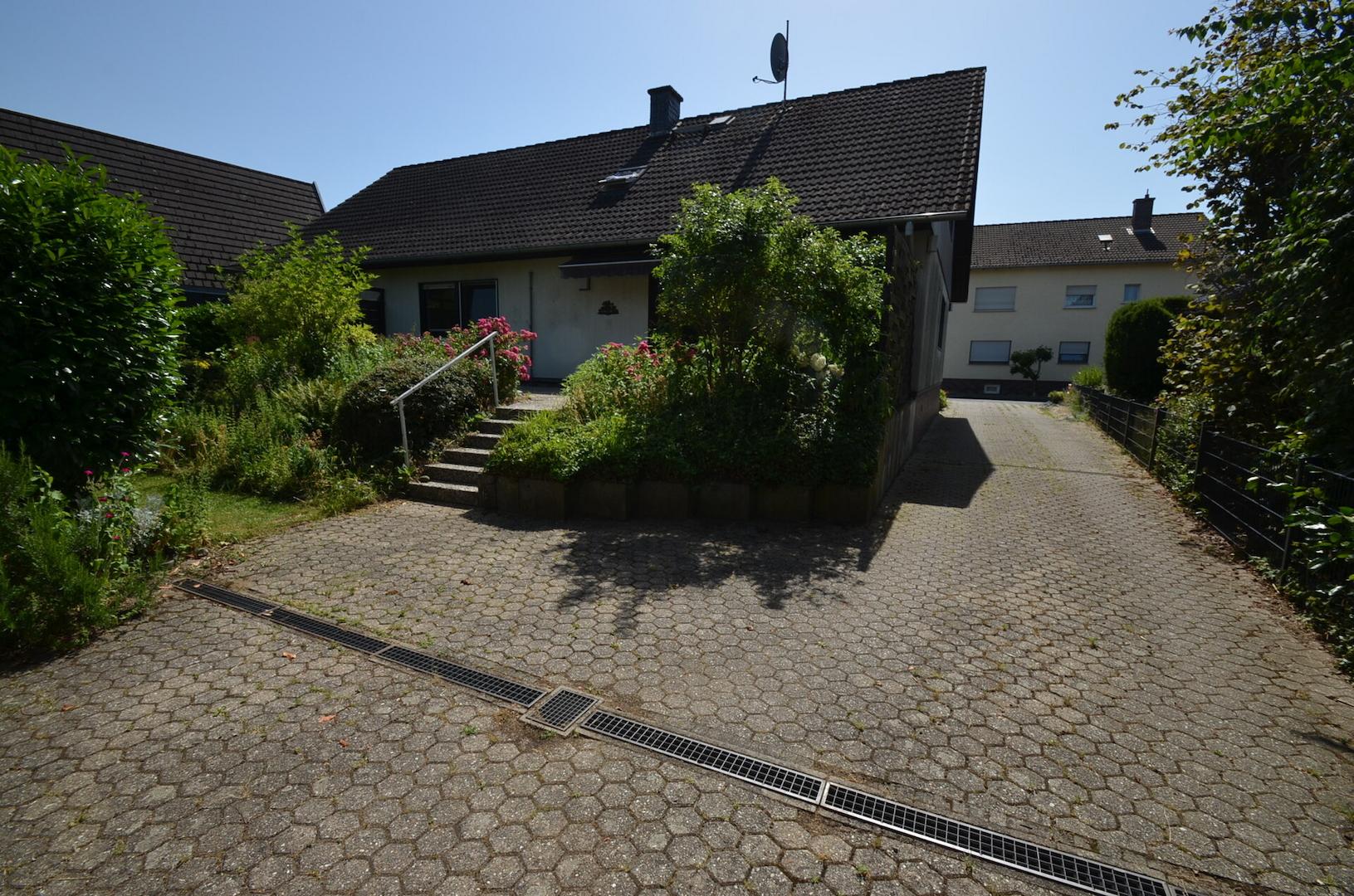 Rückansicht / Zufahrt Garagen