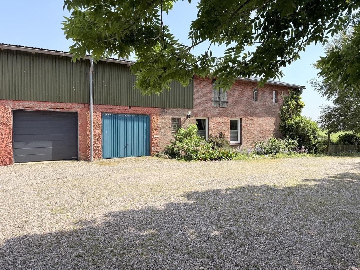 Garage mit elektrischem Tor