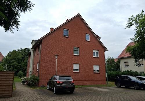 Hausansicht Giebelseite mit Parkplätzen