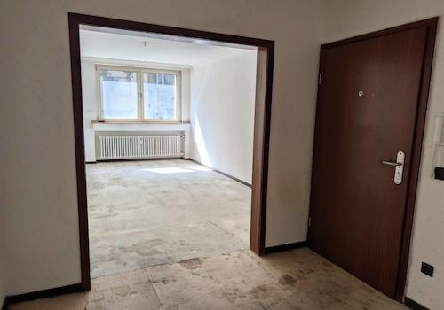 Diele und Zimmer Strassenseite