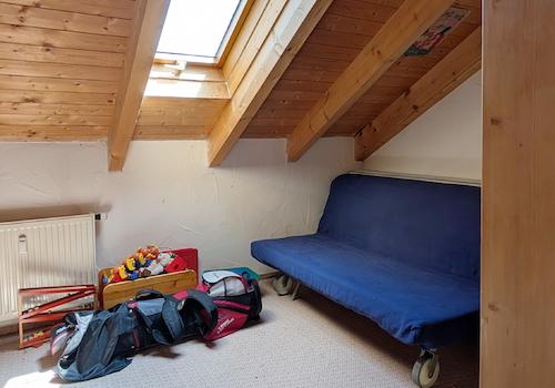 Zimmer neben großem Schlafzimmer