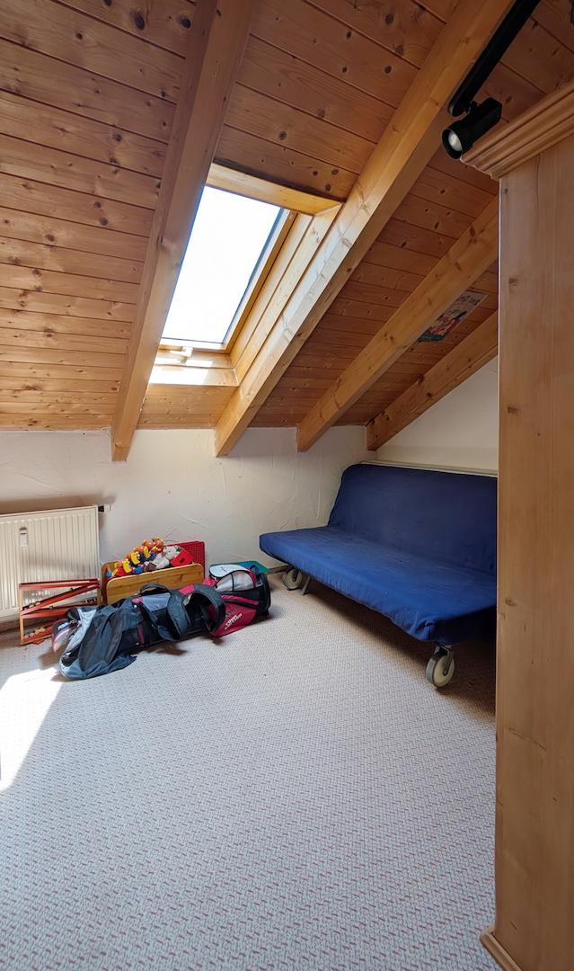 Zimmer neben großem Schlafzimmer