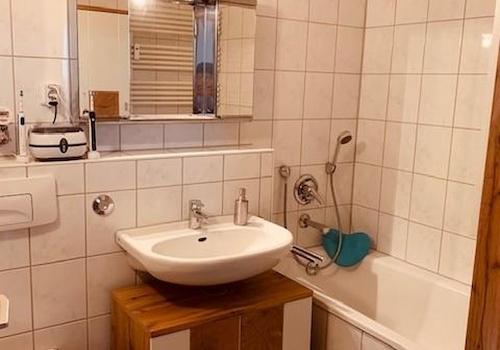 Badezimmer mit WC + Badewanne