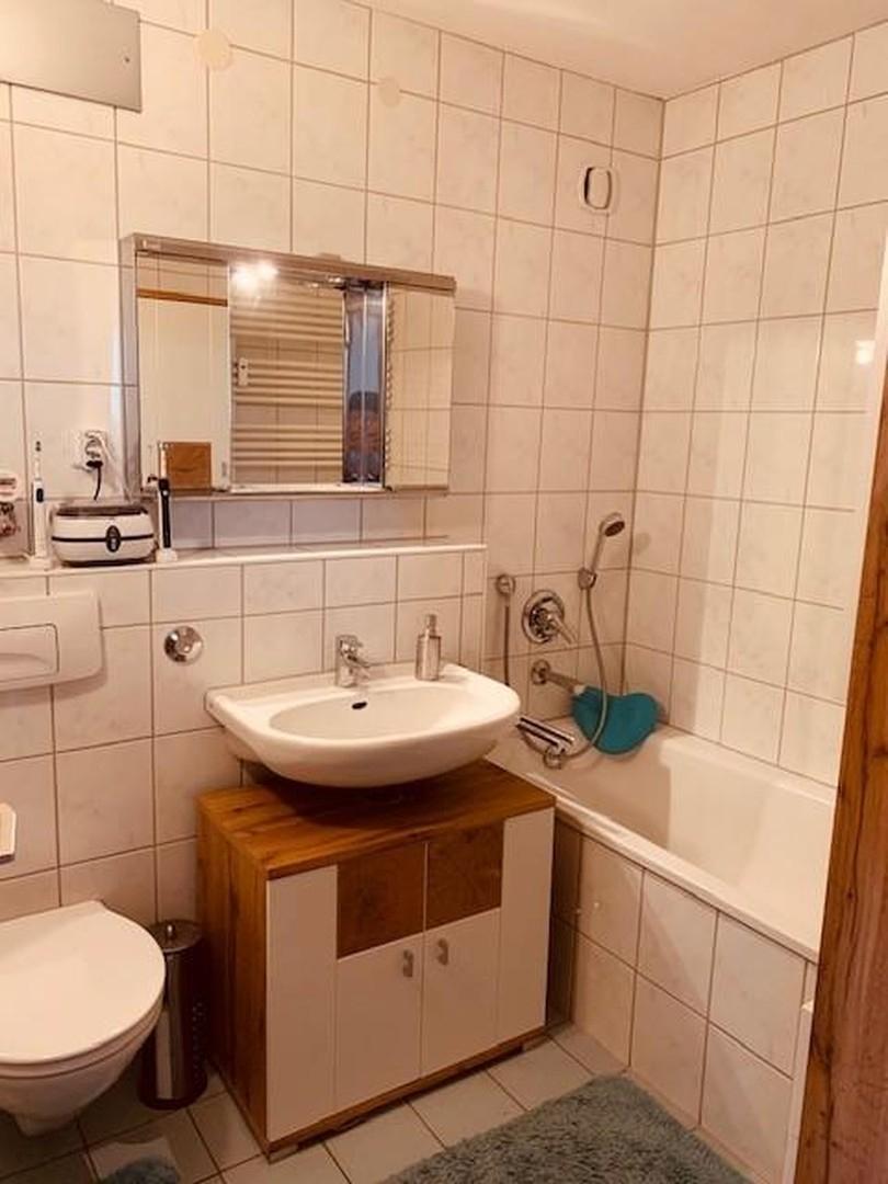 Badezimmer mit WC + Badewanne