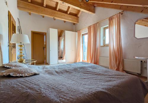 Schlafzimmer mit Bett
