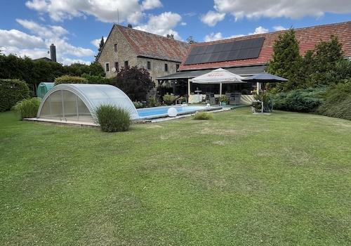 Rückansicht mit Sommerküche