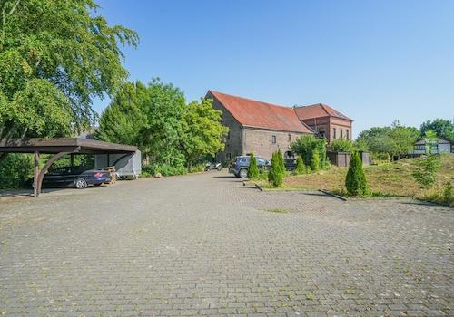 Einfahrt mit Parkflächen