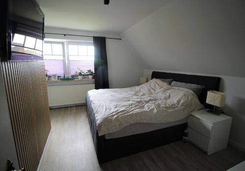 Schlafzimmer 1 