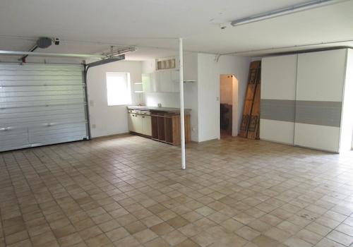 Garage innen mit Platz für Werkstatt leer