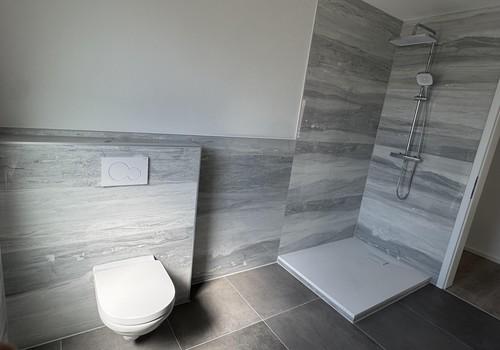 Badezimmer mit WC und Dusche
