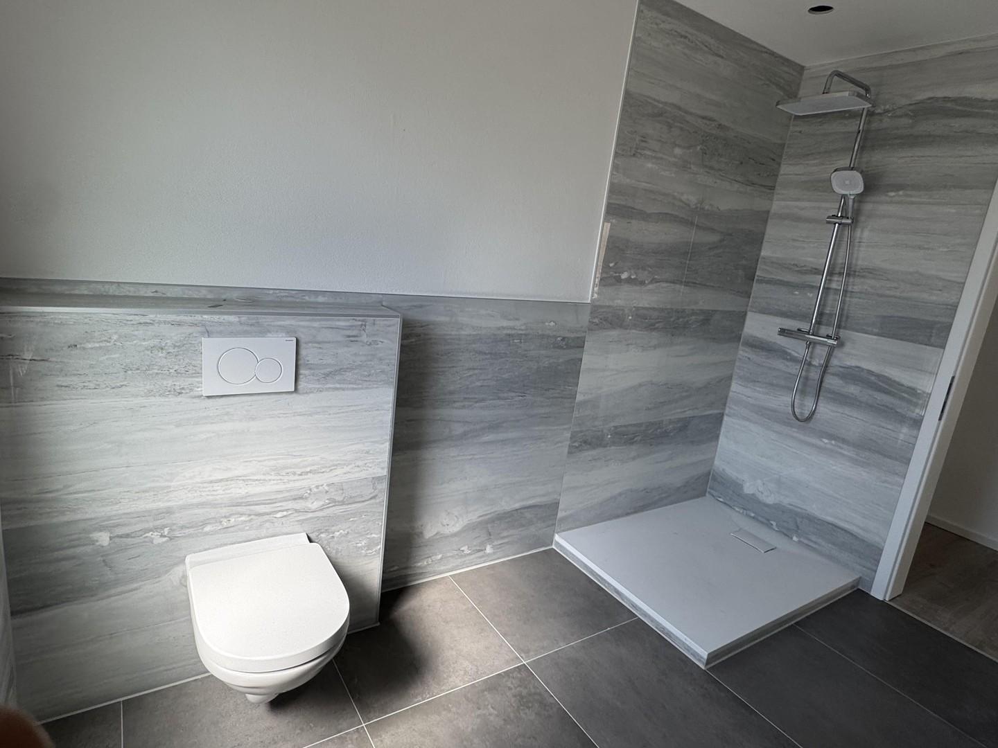 Badezimmer mit WC und Dusche