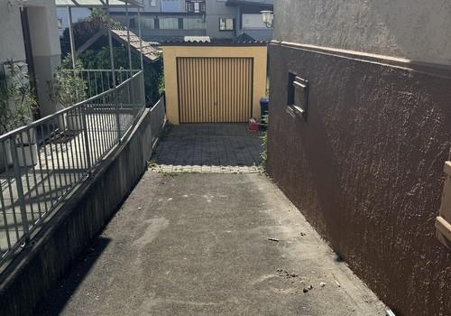 Garage mit Einfahrt