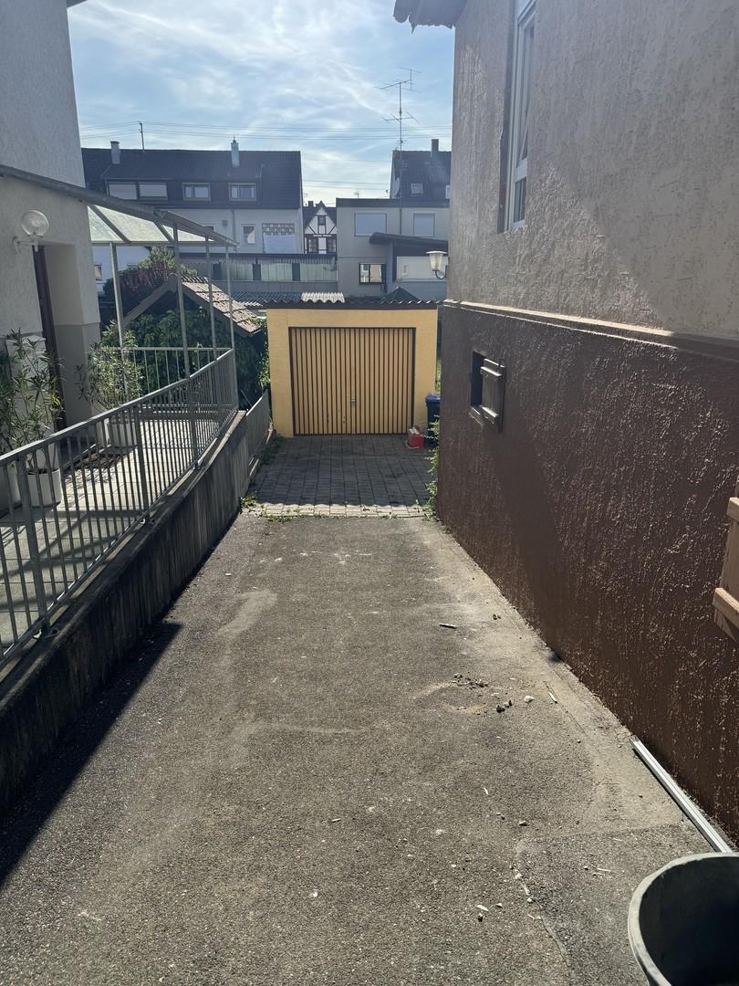 Garage mit Einfahrt