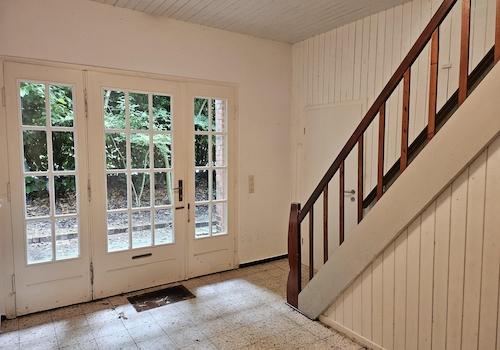 Haupteingang mit Treppe zum DG