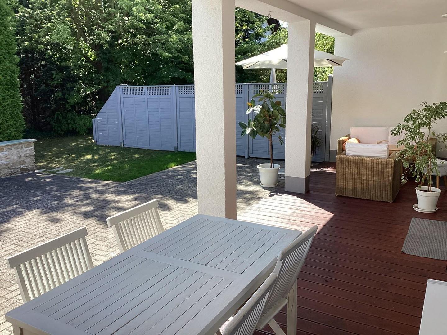 Sonnige Terrasse mit Sitzplatz