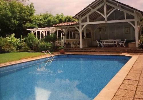 Pool mit Poolhaus