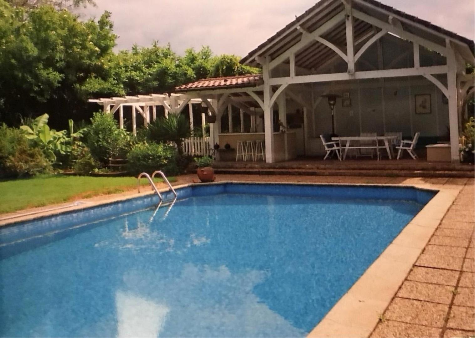 Pool mit Poolhaus