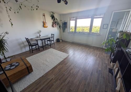helles Wohnzimmer mit Balkon