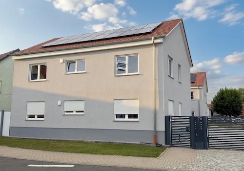 Modernes Einfamilienhaus mit Solaranlage und Carport