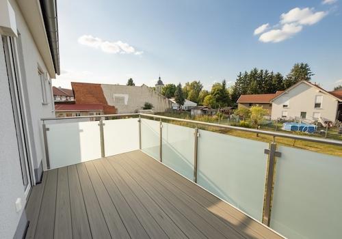 Balkon mit Panoramablick und moderner Glasbrüstung