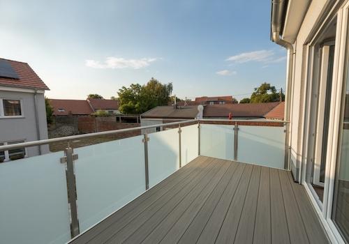 Moderner Balkon mit Glasgeländer und freiem Ausblick