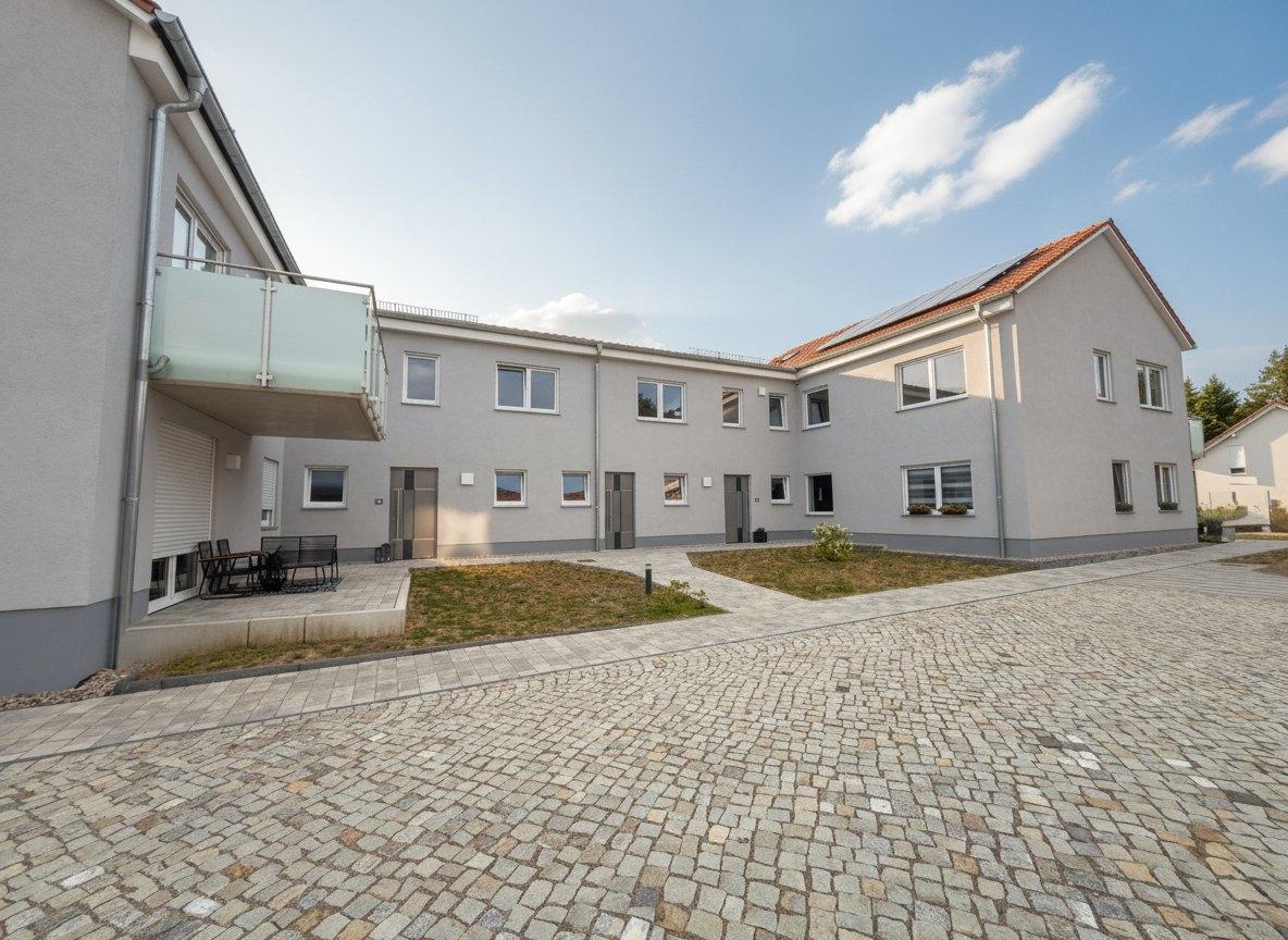 Innenhof mit funktionaler Wegeführung und durchdachtem Außenbereich
