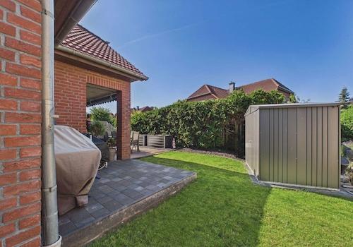 Gartenbereich mit Grillterrasse und Gartenhäuschen