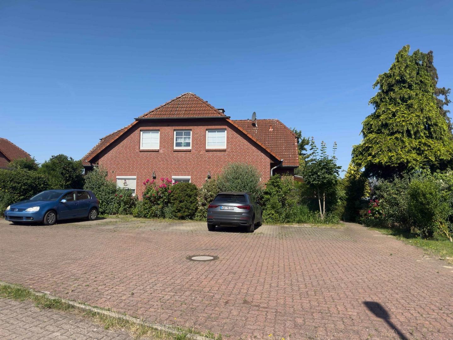 Parkplätze vor dem Haus