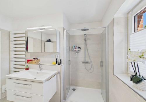 Bad mit Blick zur Dusche
