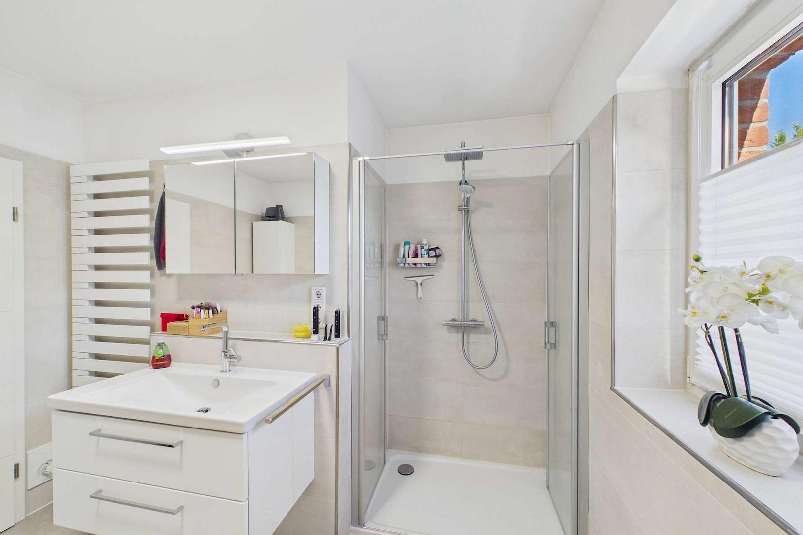 Bad mit Blick zur Dusche