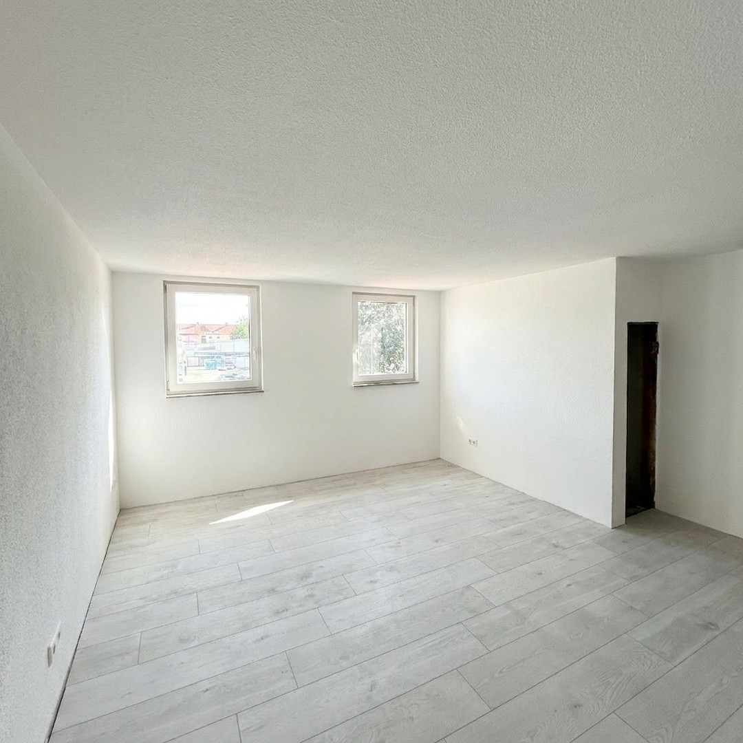 Wohn-/Esszimmer mit Küchenzeil