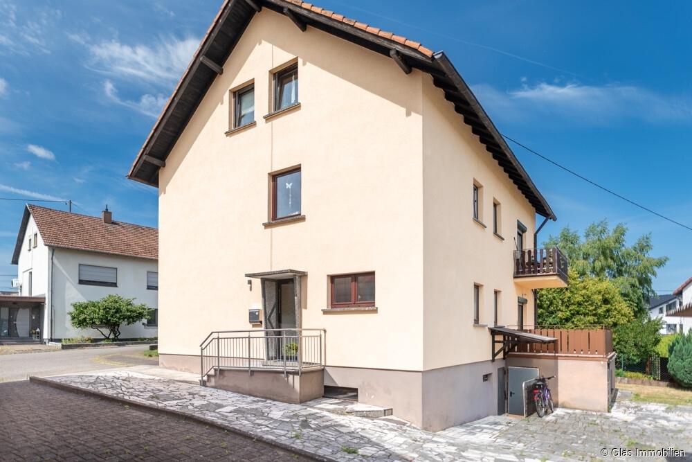 Eingang mit Zufahrt in den Hof