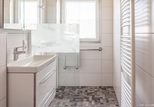 Badezimmer EG mit bodengleicher Dusche