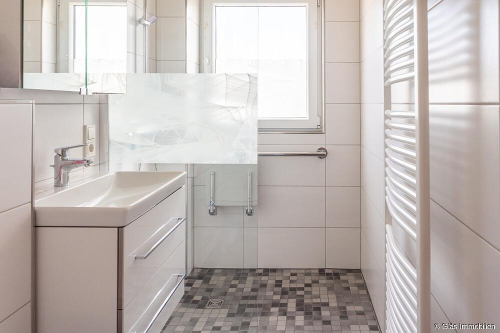 Badezimmer EG mit bodengleicher Dusche