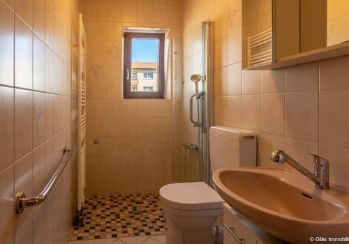Bad mit bodengleicher Dusche im Erdgeschoss