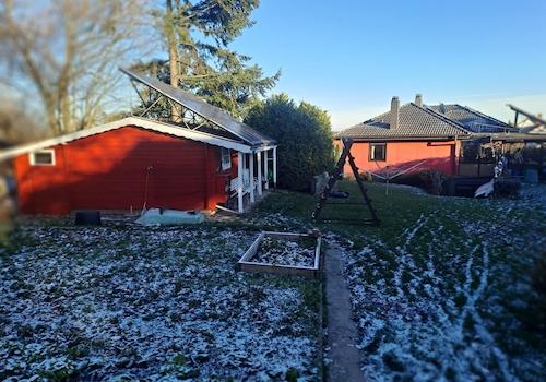 Westansicht mit Gartenhaus