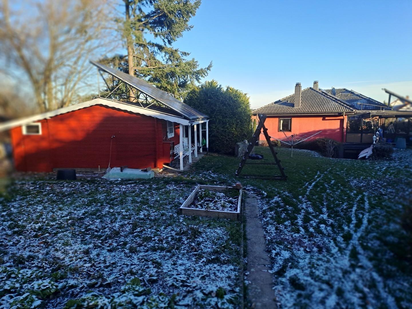 Westansicht mit Gartenhaus