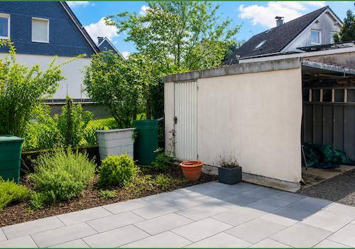 Ost-Terrasse mit Blick auf die halbierte Garage