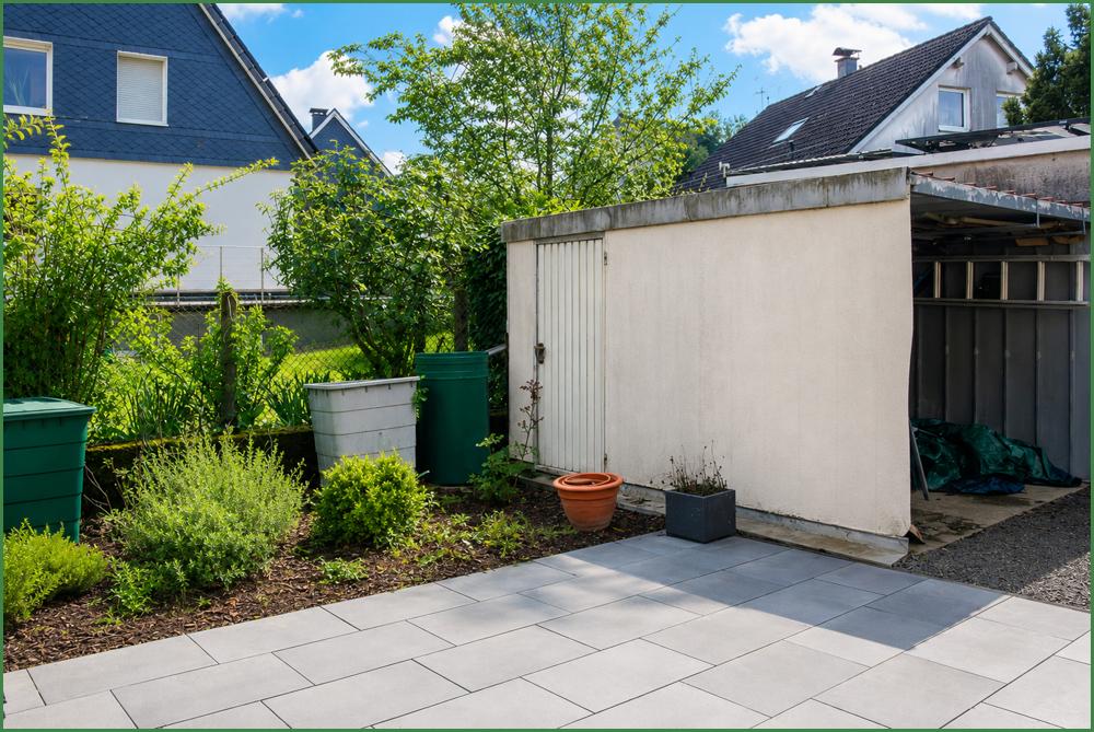 Ost-Terrasse mit Blick auf die halbierte Garage