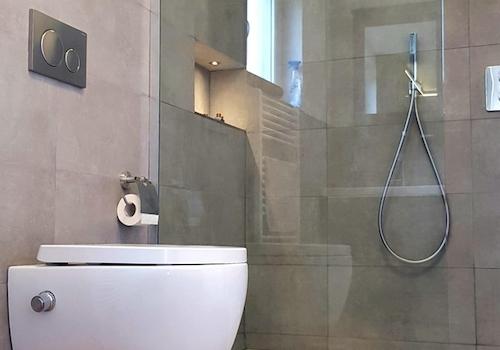 modernes Bad mit Taharet-WC