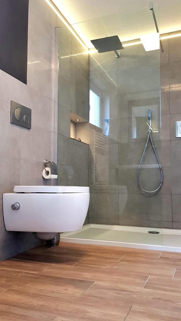 modernes Bad mit Taharet-WC