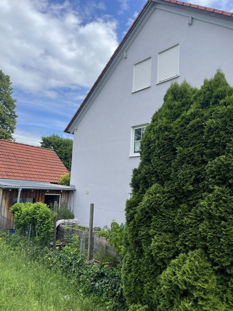 Westansicht mit Gartenhaus