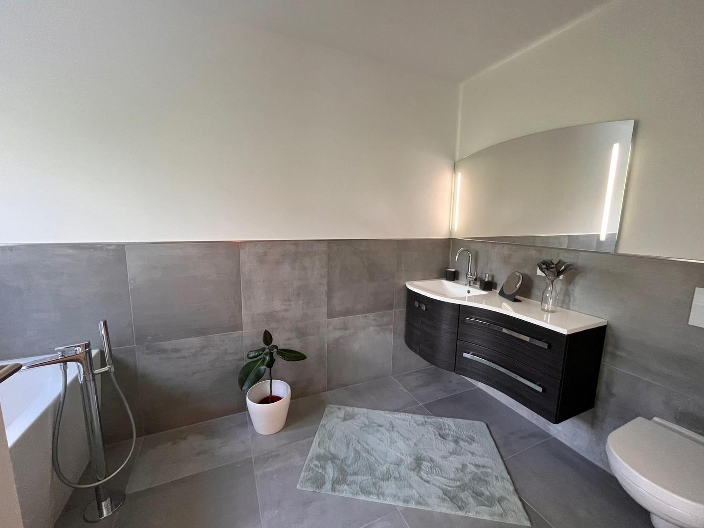 Badezimmer mit Badewanne