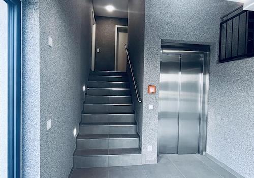 Treppenhaus mit Aufzug
